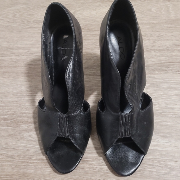 Size 8 - Picture 2 of 2